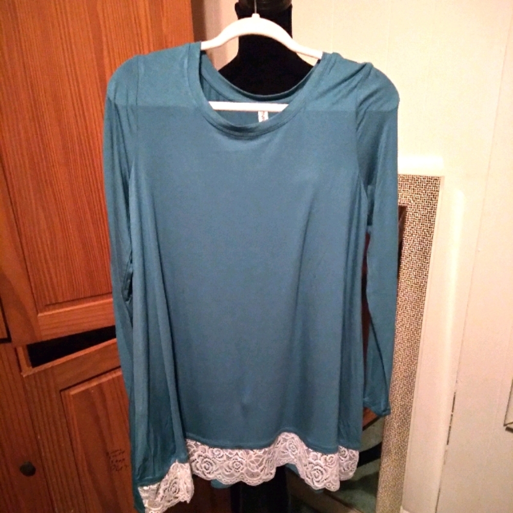 Zenana long sleeve tunic with lace bottom